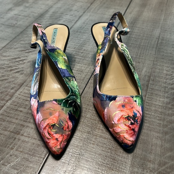 Tahari Saint Floral Slingback Heels NWOB/T Size 9 Beautiful shoes!! - Picture 3 of 9